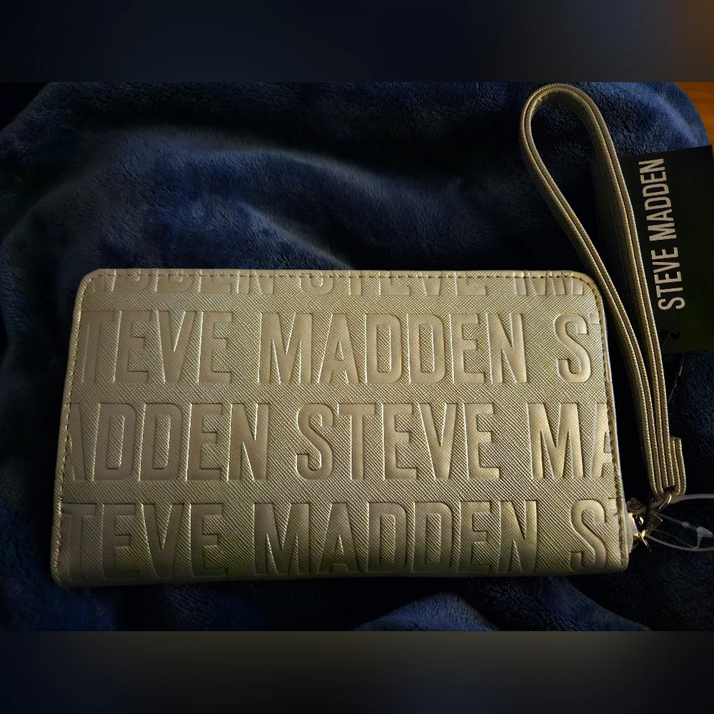 Steve Madden Silver Zip Around Wristlet Wallet. - Picture 2 of 3